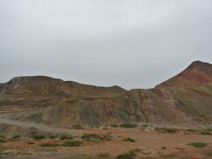 多彩山丘的荒凉沙漠景观