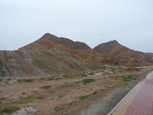 多彩山峦旁的砖石道路