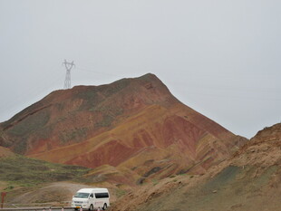 山间公路上的白色车辆