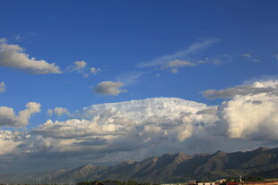 蓝天白云下的壮丽山脉