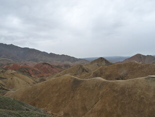 七彩山峦 自然绚丽风光