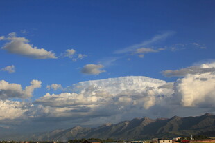 蓝天白云下的壮丽山脉