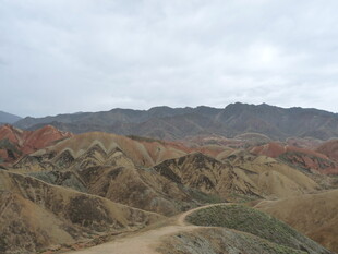 七彩山峦间的蜿蜒小路