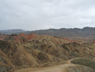 多彩山峦间的蜿蜒小路