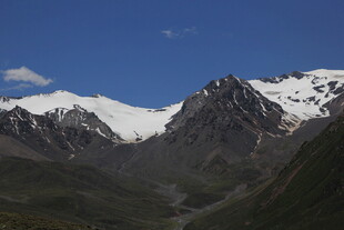 壮丽雪山山谷美景