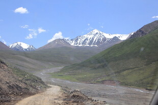 山间土路 远处雪山美景
