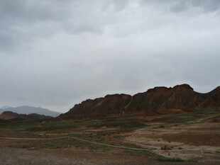 荒漠中的赤色山峦