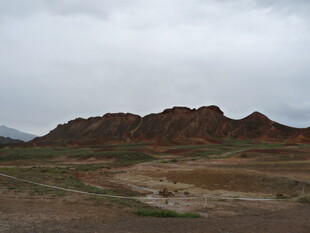 荒凉山丘下的开阔地貌