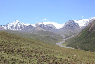 雪山下的开阔山间美景