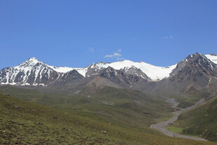 雪山下的蜿蜒山路