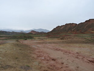 荒凉红土地与远山景象