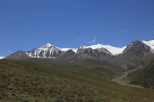 雪山下的翠绿山谷