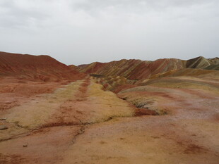 七彩斑斓的壮美丹霞地貌