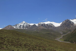 雪山下的开阔山地景观