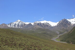 雪山下的翠绿山谷