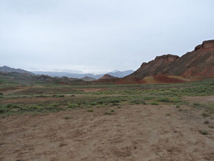荒凉旷野中的赤红山峦