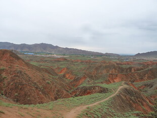 红土山丘间的蜿蜒小路