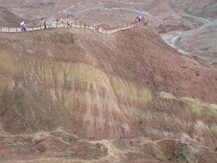 七彩斑斓的山坡景观
