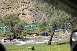 山间溪流旁的蓝色帐篷