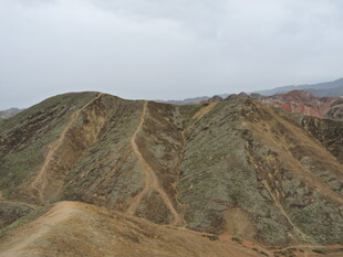 俯瞰多彩山峦地貌