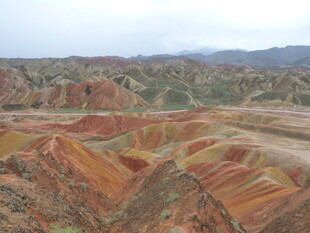 七彩斑斓的丹霞地貌景观