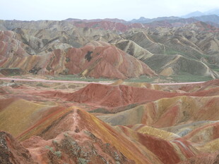 七彩斑斓的丹霞地貌景观