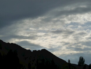 山峦之上的多云天空