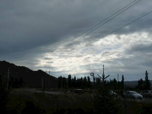 阴云笼罩下的山野风光