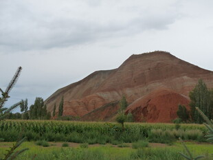 多彩山丘下的田园风光
