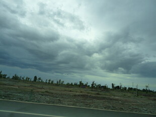 乌云笼罩下的公路风景