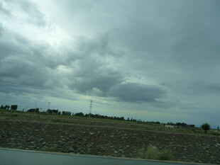 阴云笼罩的广袤田野