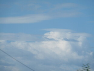 蓝天中的蓬松白云