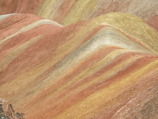 五彩斑斓的山地景观