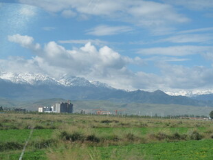 草原上的小屋与远山风景