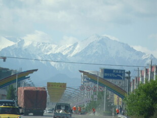 公路风景 远山与行进车辆
