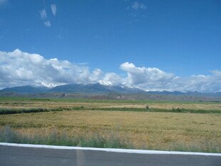 公路边的旷野与远山美景