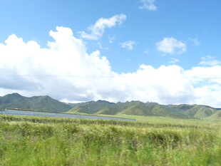 草原蓝天远山美景