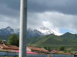 雪山下的村落风光