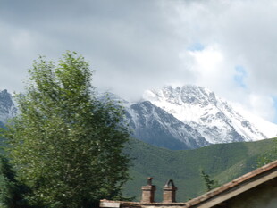 雪山下的宁静村落