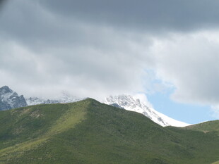 青山覆雪的壮美自然景观
