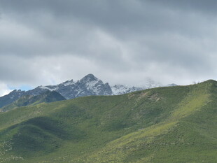 青山环绕的巍峨雪山
