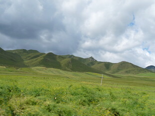 草原山峦间的壮美风光