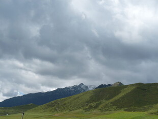 草原山峦间的多云景致