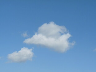 蓝天下的洁白云朵