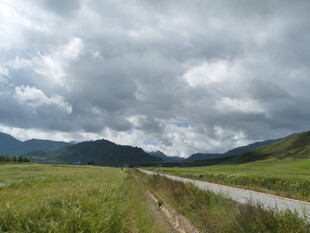 草原公路 云下的自然美景