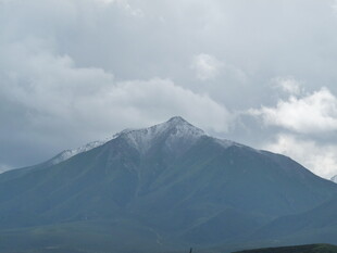 云雾缭绕的巍峨山峰