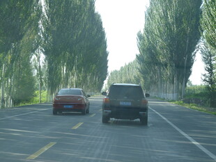 公路上行驶的两辆汽车