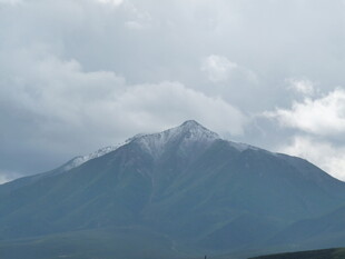 云雾缭绕的巍峨山峰