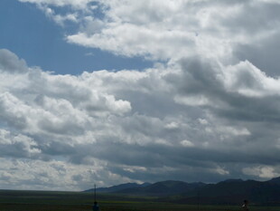 蓝天白云下的开阔景致