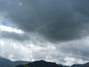 乌云笼罩下的山峦景色